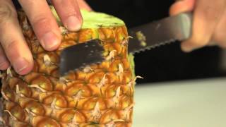 Technique de cuisine  peler un ananas a vif [upl. by Yesteb]